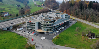 Mit den zusätzlichen Steuererträgen könnte zum Beispiel in den Autobahnanschluss Halten in Pfäffikon investiert werden.