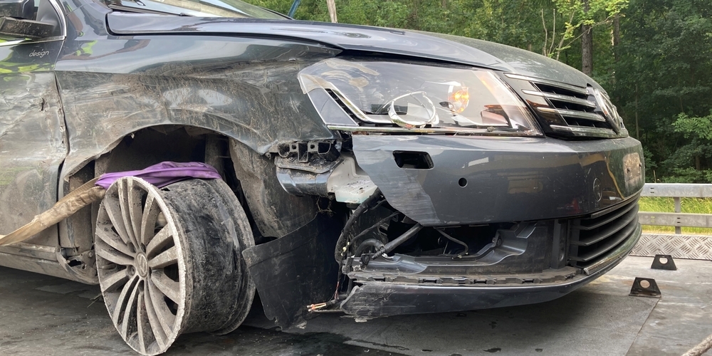 Beim Versuch, sein hinuntergefallenes Hörgerät aufzuheben, verlor der Lenker die Kontrolle übers Auto und prallte gegen die Leitplanke.