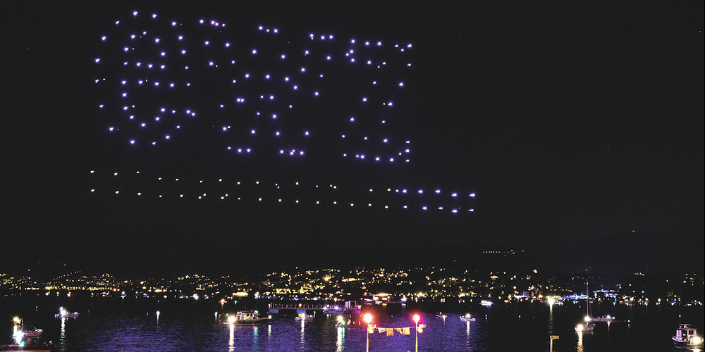 Leuchtende Werbung für das Elektrizitätswerk Zürich – kurz EWZ: Schon 2019 schwebten Drohnen über dem Seebecken.