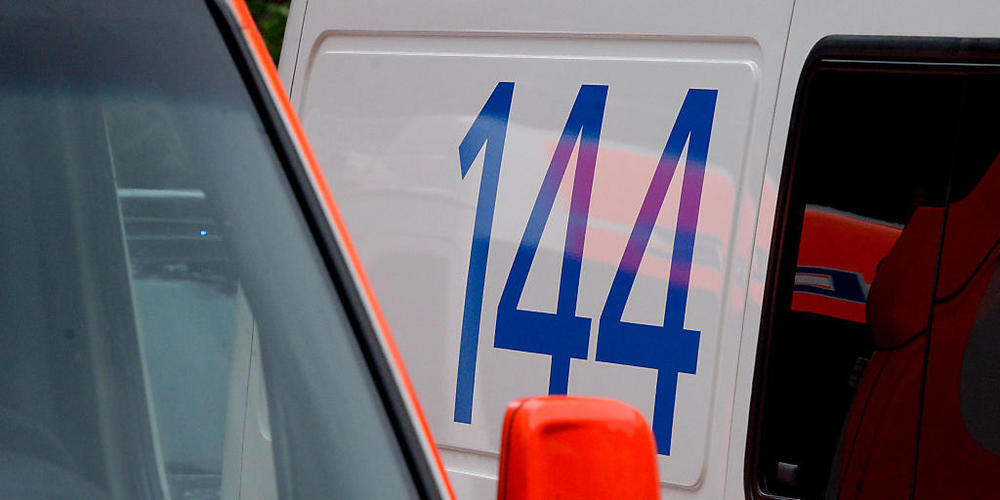 Der Rettungsdienst 144 hat eine verletzte Zweiradfahrerin ins Spital gefahren. (Symbolbild)