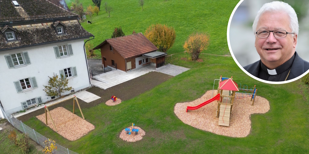 Bischof Markus Büchel (kl.) vom Bistum St.Gallen kommt nach St.Gallenkappel, um den neuen Spielplatz beim Pfarrhaus einzusegnen.
