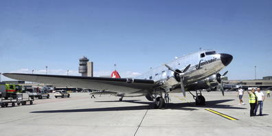 Ein glänzender Blickfang zum Jubiläum des Erstfluges am 14. Juni 1948: Die DC-3 am Klotener Dock B, von der rund 16 000 Maschinen gebaut wurden. Mit ihr fing das Zeitalter der Passagierflüge an. 