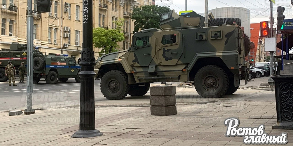 Gepanzerte Fahrzeuge der russischen Armee und der Rebellen der Wagner-Söldner kontrollieren gemeinsam das Zentrum von Rostow am Don.