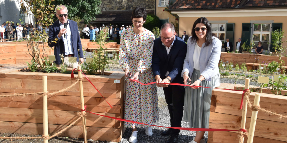 Regierungsrätin Susanne Hartmann (links) und Regierungsrätin Laura Bucher (rechts) mit Landschaftsarchitekt Christian Hänni (Mitte) sowie Stiftsarchivar Peter Erhart am Mikrofon.