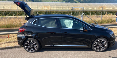 Der Renault drehte sich mehrmals um die eigene Achse und kam dann rechts des Pannenstreifens zum Stillstand.