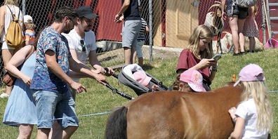 Viele tierliebenden Familien nutzten den Tag für einen Besuch im Gnadenzoo Eichberg