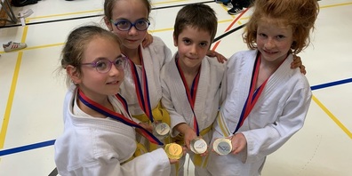 Stolze Medaillengewinnerinnen und -gewinner der Judokas von Kreuzlingen.