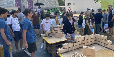 Im Zelt hinter dem Alleeschulhaus konnte auch angepackt werden.