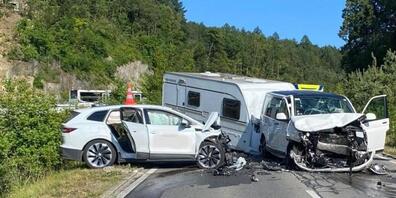 Die Frontalkollision zwischen dem Wohnwagengespann und dem Personenauto in Beringen forderte acht Verletzte.