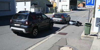 Am Motorrad und an zwei Autos entstand Sachschaden von einigen hundert Franken.