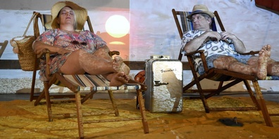 Commedia Adebar im Ferienmodus: Noch ist kaum ein Wölkchen am Urlaubshimmel von Helga und Walti Plüsch in der Garage der Uzner Sidewäbi aufgezogen.