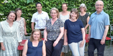 Präsidentin Daniela Zimmermann (hinten, 2.v.r.) und der Vorstand von Tagesfamilien Linthgebiet (TFL) setzen sich für eine qualitativ gute und bedürfnisgerechte familienergänzende Kinderbetreuung ein.