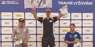 Mit einer fulminanten Fahrt krönte sich Mirko Hüppi (Mitte) zum Sieger im ersten Super G Rennen der Saison.