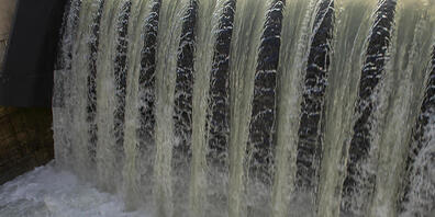 Im Kanton St.Gallen produzieren bisher vor allem kleinere Wasserkraftwerke Energie. Nun soll ein Flusskraftwerk bei Sargans geprüft werden. (Symbolbild)