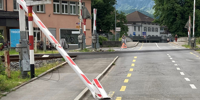 Ein Sattelschlepper-Chauffeur bemerkte die niedergegangene Bahnschranke nicht und riss diese mit dem Anhänger ab.