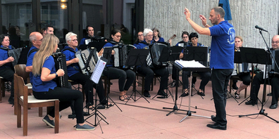 Um 19.30 Uhr wird das Orchester mit Ohrenwürmern aus nah und fern aufspielen.