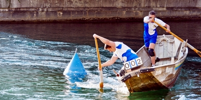 Lukas Briner und David Reichardt vom Limmat-Club Zürich zwingen  den Weidling mit den Manövern «Wasserziehen» (vorne) und «Handhoch» (hinten) in die  Wende um die Boje herum.