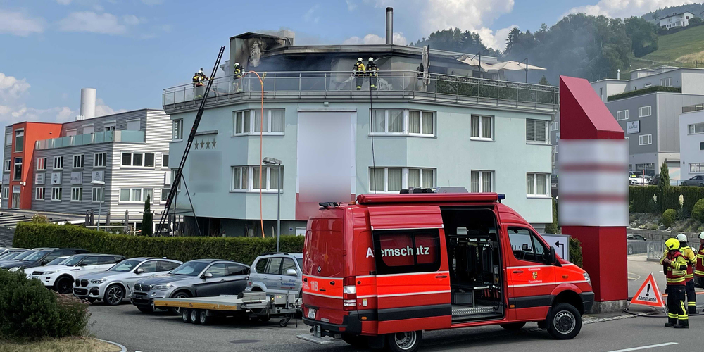 Die Feuerwehr konnte den Brand in der Dachwohnung rasch löschen. 