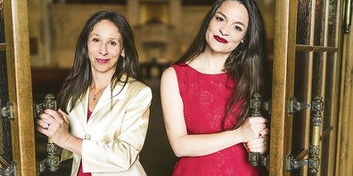 Stefanie Porš (l.) und Diana Trinkner: «Wir suchen noch Single-Männer, die Mut haben und spontan zum Dating in der Kirchenbank kommen.»