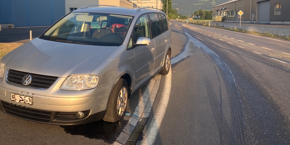 Beim Unfall entstand Sachschaden am Auto und an der Strasseneinrichtung, zudem musste die Ölwehr ausrücken.