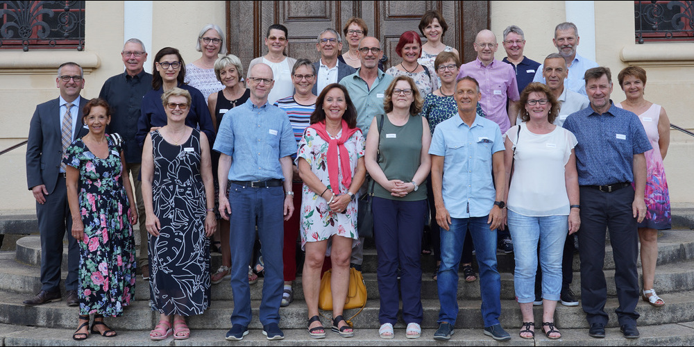 Gruppenbild der Teilnehmenden an der Verabschiedungsfeier für in Pension gehende Lehrpersonen mit dem Bildungsdirektor Michael Stähli (ganz links).