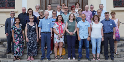 Gruppenbild der Teilnehmenden an der Verabschiedungsfeier für in Pension gehende Lehrpersonen mit dem Bildungsdirektor Michael Stähli (ganz links).