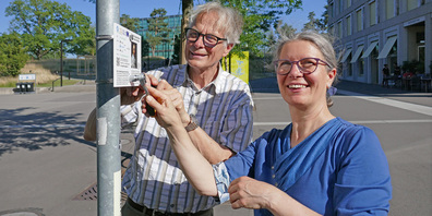 Die Hugenotten- und Waldenserweg ist diese Woche auf der Etappe Aargau-Zürich-Schaffhausen ausgeschildert worden.  Im Bild sind Hans Stephani und Doris Brodbeck an der Beschilderung des Wanderwegs im aargauischen Windisch.