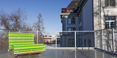 Die erste Oberstufen-Klasse der GHG HPS St.Gallen geht sein Anfang Schuljahr im Container  – genannt Pavillon – zur Schule.