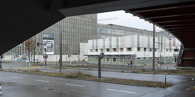 Die Asyl-Organisation Zürich betreut im Auftrag des Bundes Asylsuchende im Bundesasylzentrum in der Stadt Zürich. Derartige Aufträge seien exponiert, es brauche deshalb Minimalstandards, halten Stadt- und Gemeinderat fest. (Archivbild)