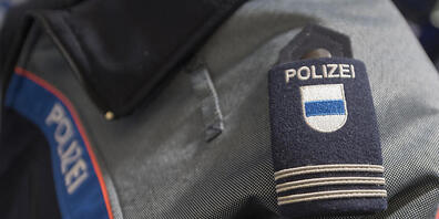 Die Zuger Polizei musste sich eine ganze Nacht um einen Mann kümmern. Unterstützt wurde sie von der Feuerwehr, vom Rettungsdienst und der Kantonspolizei Schwyz. (Symbolbild)