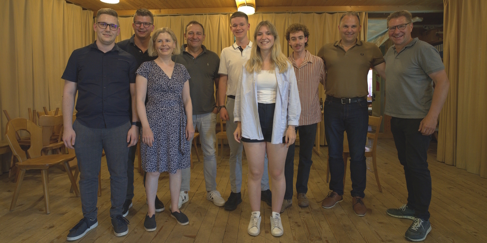 OK und Nationalräte: (v.l.) Kevin Loosli (OK & JSVP SG). Mike Egger (Nationalrat), Esther Friedli (Ständerätin), Thomas Matter (Nationalrat), Gieri Flurin Darms (OK & JSVP GR), Stephanie Gartenmann (OK & JSVP BE), Simon Speck (OK & JSVP ZG), Marcel Dettling (Nationalrat) und Toni Bruner (Alt-Nationalrat).