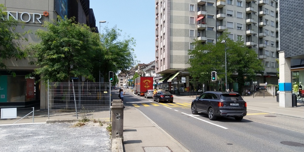 Die Kollision geschah gestern auf einem Fussgängerstreifen mit Lichtsignal bei Rot beim Manor Rapperswil.