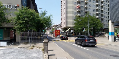 Die Kollision geschah gestern auf einem Fussgängerstreifen mit Lichtsignal bei Rot beim Manor Rapperswil.