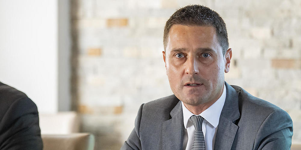 Der Schwyzer Baudirektor André Rüeggsegger (SVP) stiess mit der Strassenbauvorlage nur auf Zustimmung. (Archivaufnahme)