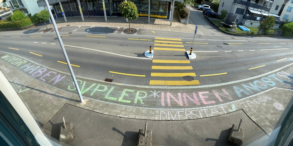 Mit Kreidezeichnungen vor dem Schmerkner Gemeindehaus prangerte die Juso den «SVP-Gendermaulkorb» an.