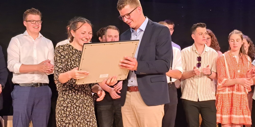 Anja Rimle nimmt Glückwünsche von Nationalrat Mike Egger entgegen