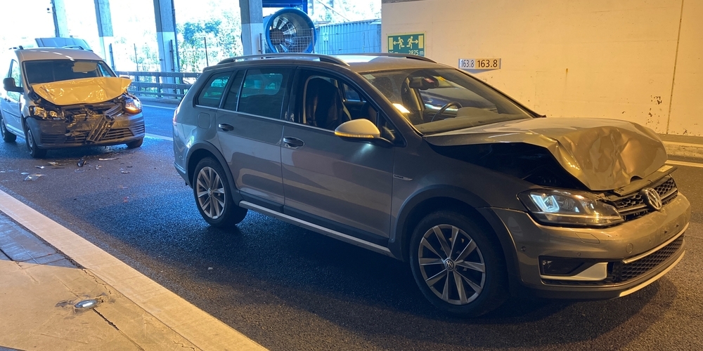Bei der Auffahrkollision eingangs Kerenzerbergtunnel erlitten vier Fahrzeuge Sachschaden. Verletzt wurde niemand.