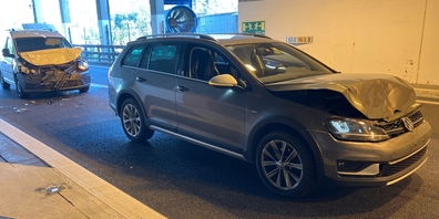 Bei der Auffahrkollision eingangs Kerenzerbergtunnel erlitten vier Fahrzeuge Sachschaden. Verletzt wurde niemand.