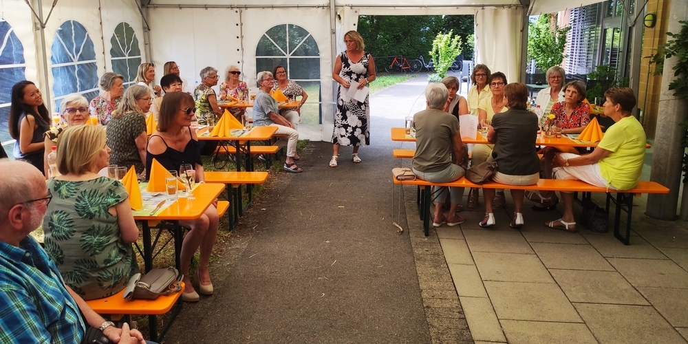 Gespannt lauschen die Freiwilligen der Leiterin der Drehscheibe, Franziska Schlatt.