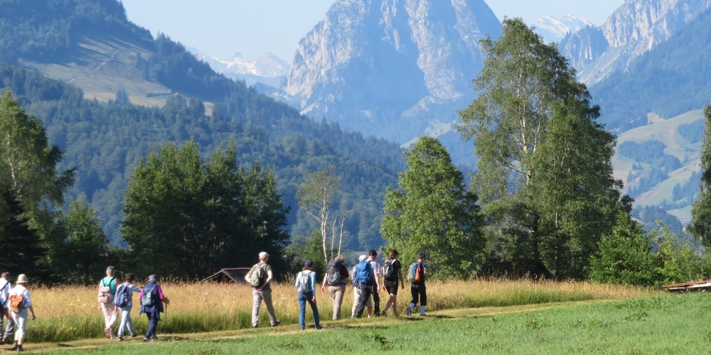 Unter wolkenlosem Himmel konnten auf der Wanderung nach Einsiedeln Landschaft und Panorama genossen werden.