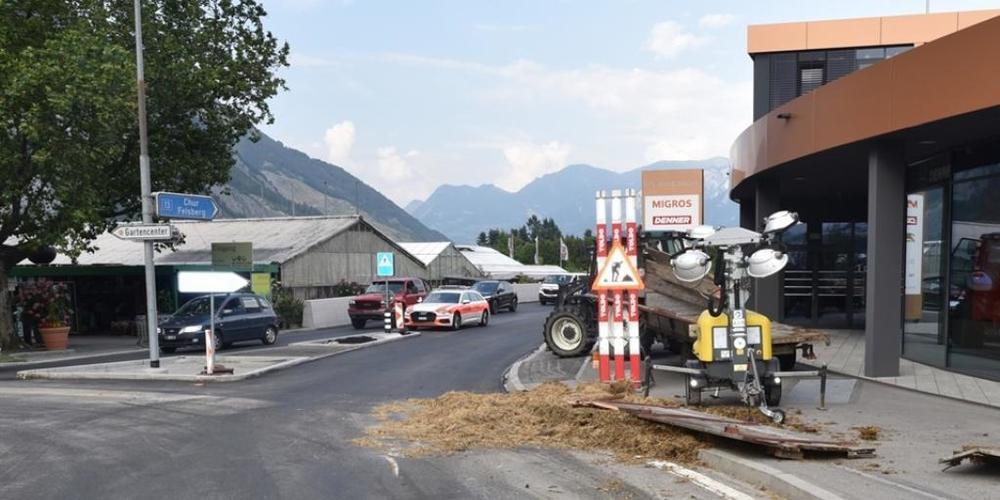 Der Viehanhänger kippte in Domat/Ems in einem Kreisel auf die rechte Seite. Die Tiere darin wurden nur leicht verletzt.