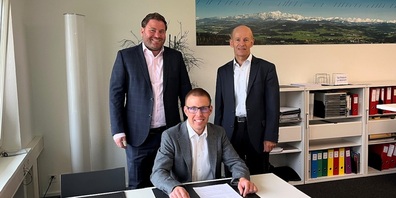 Die Amtsübergabe von Stefan Frei (rechts im Bild) an Philipp Egger (links im Bild) fand unter den Augen von Ratsschreiber Pascal Knaus statt.