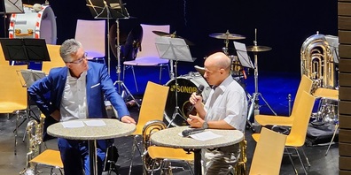 Stefan Frei (rechts im Bild) im Abschiedstalk mit Bruno Näf.