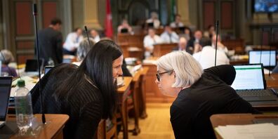 Kantonsrätin Andrea Abderhalden im Austausch mit Kantonsrätin Caroline Bartholet während der Sommersession.