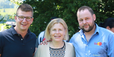 Nationalrat Mike Egger, Ständerätin Esther Friedli und Rolf Habegger, Präsident der Schützengesellschaft Wilhelm Tell Krummenau