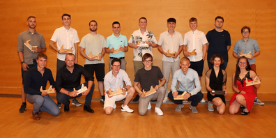 Haben allen Grund zu Strahlen: Die Schreinerinnen und Schreiner sowie die Schreinerpraktikerinnen und -praktiker der Schreinerfachschule Flawil, welche ihre Lehre mit der Note 5 oder höher abgeschlossen haben.