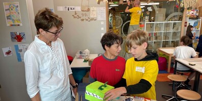 Regierungsrätin Monika Knill mit zwei erfinderischen Weinfelder Schülern.