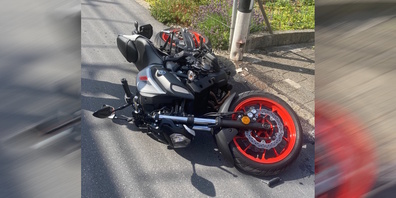 Beim Unfall entstand teils erheblicher Sachschaden am Motorrad und an der Strasseneinrichtung. Der Lenkerin wurde der Führerausweis abgenommen.