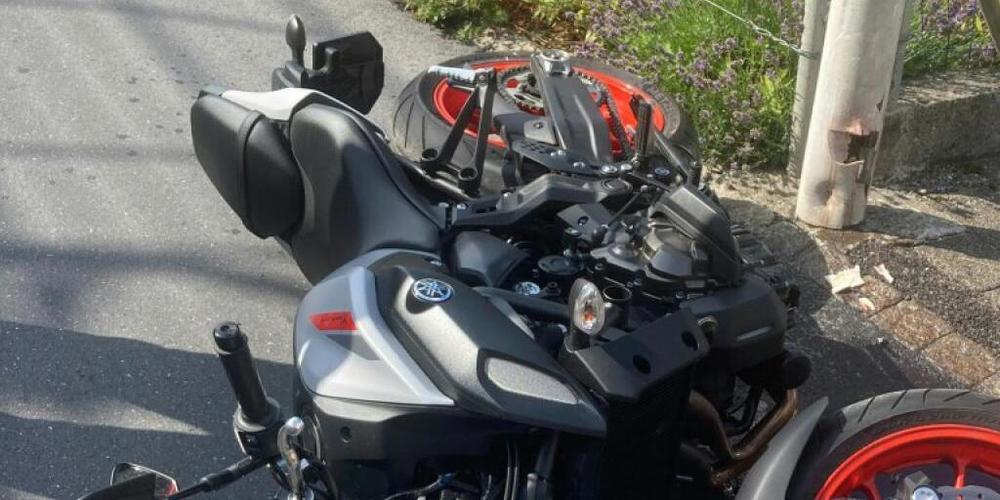 Die 21-jährige Motorradlenkerin liegt nach dem Sturz in Bilten GL im Spital.