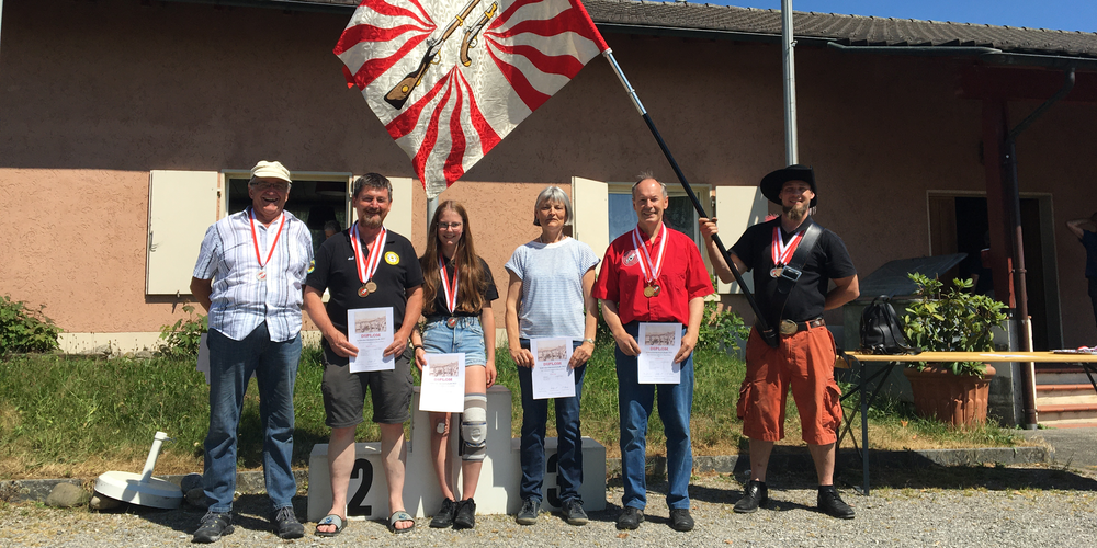 Die erfolgreichen SPSA Mitglieder von links: Heinrich Eggenberger, Andreas Mosch, Jenny Mosch, Inge Grad und Herbert Grad mit Verbandsfähnrich Andreas Holdener. 